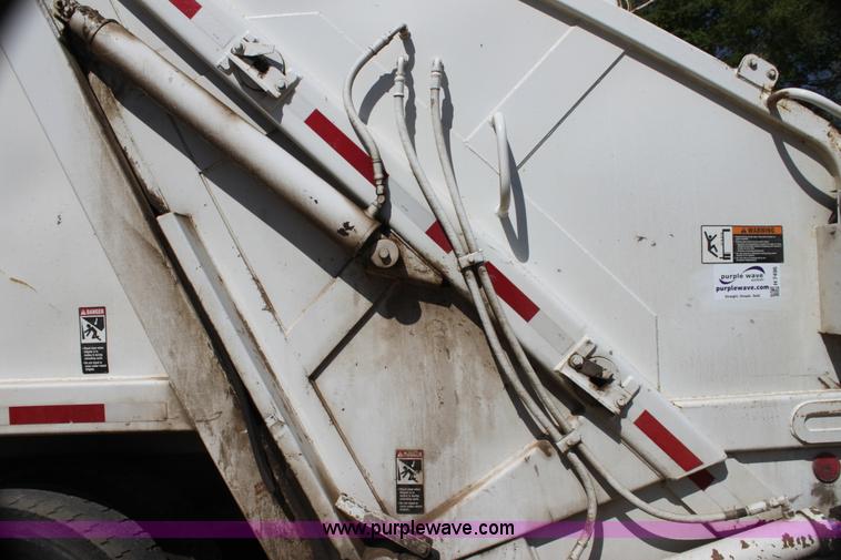 image for item H7496 2002 International 4400 refuse truck