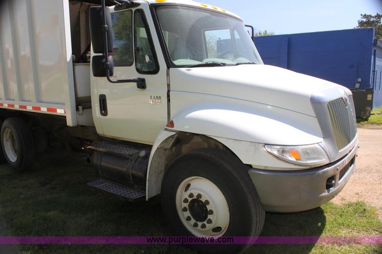 image for item H7496 2002 International 4400 refuse truck