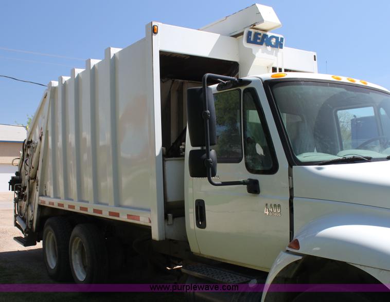 image for item H7496 2002 International 4400 refuse truck