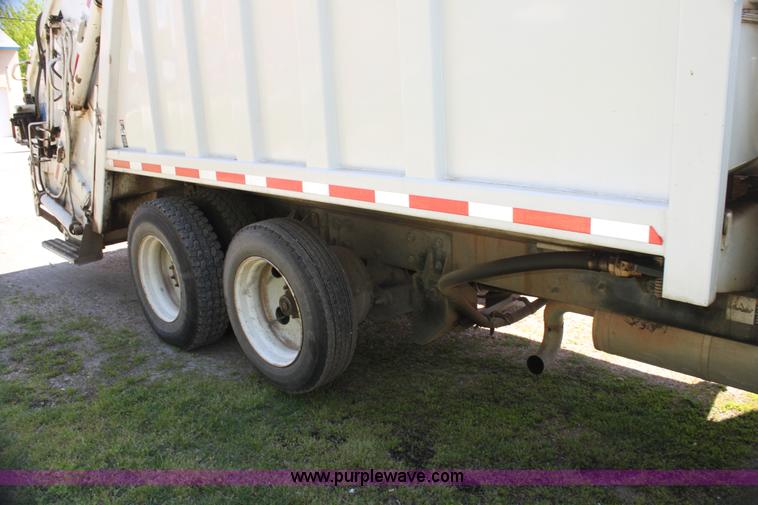 image for item H7496 2002 International 4400 refuse truck