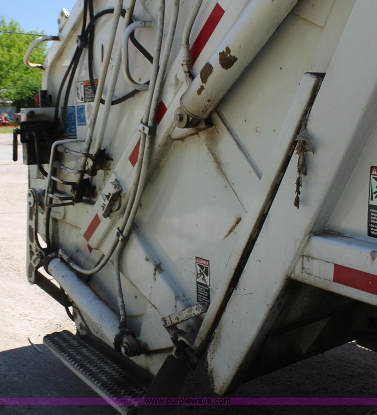 image for item H7496 2002 International 4400 refuse truck