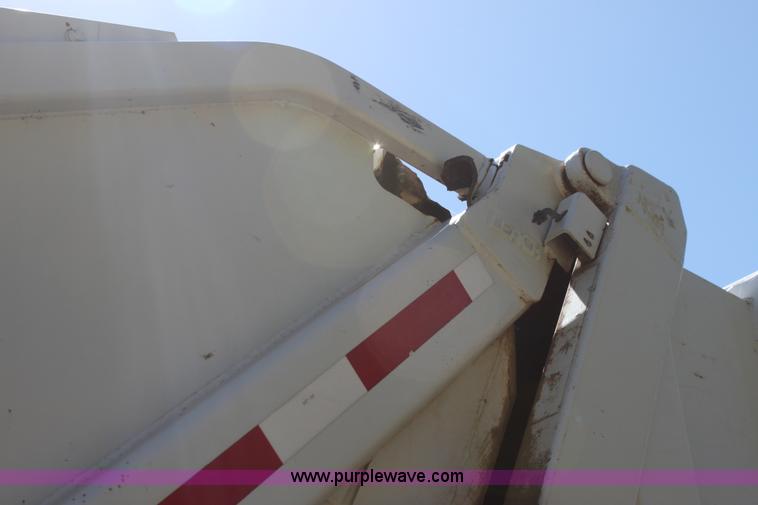 image for item H7496 2002 International 4400 refuse truck