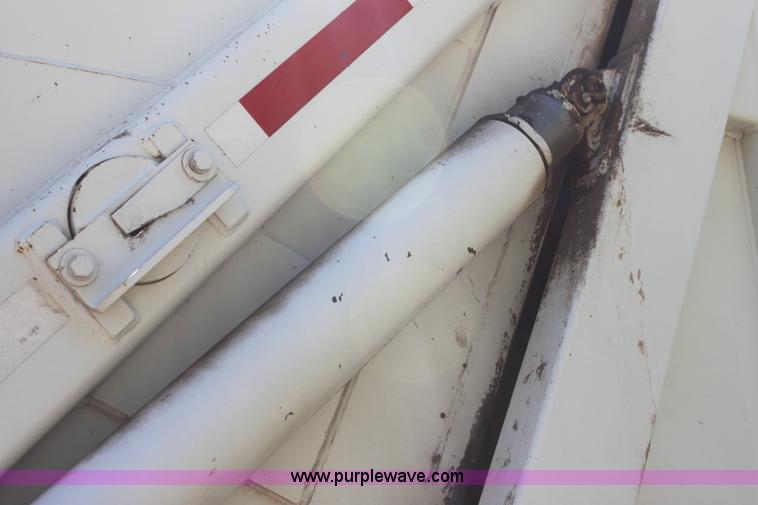 image for item H7496 2002 International 4400 refuse truck