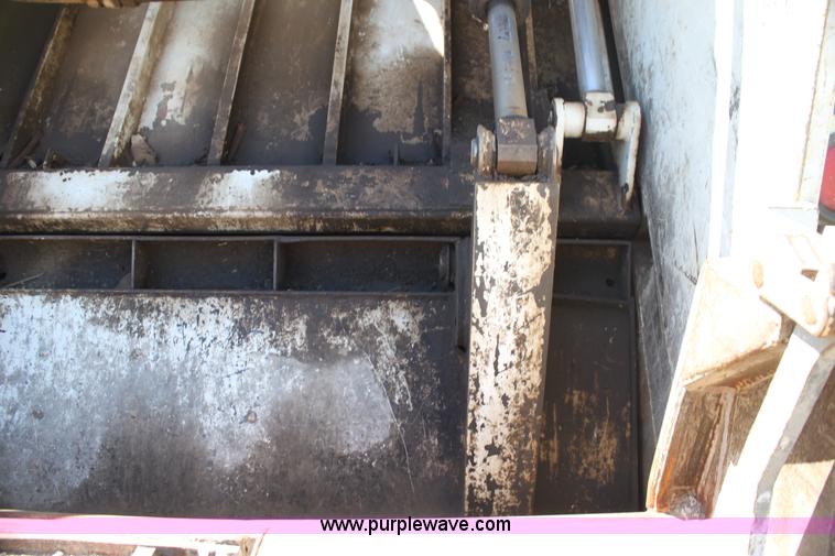 image for item H7496 2002 International 4400 refuse truck