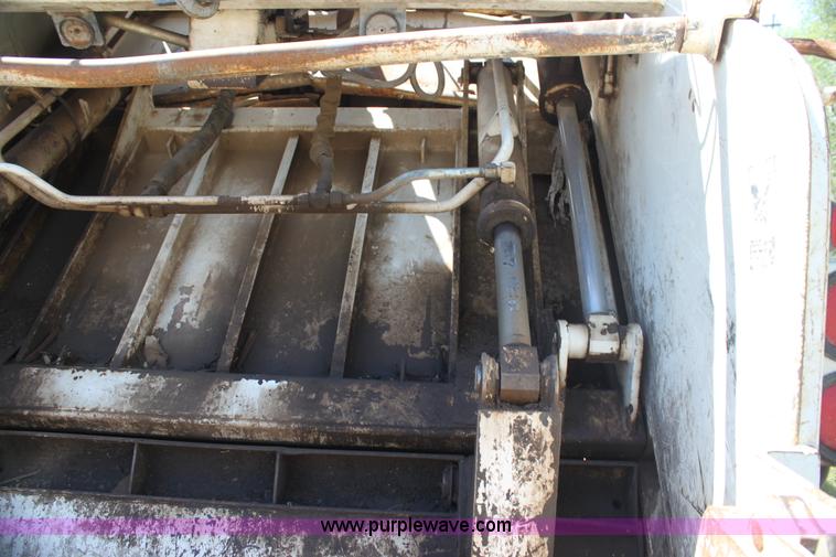 image for item H7496 2002 International 4400 refuse truck