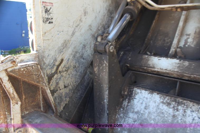 image for item H7496 2002 International 4400 refuse truck