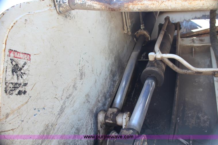 image for item H7496 2002 International 4400 refuse truck