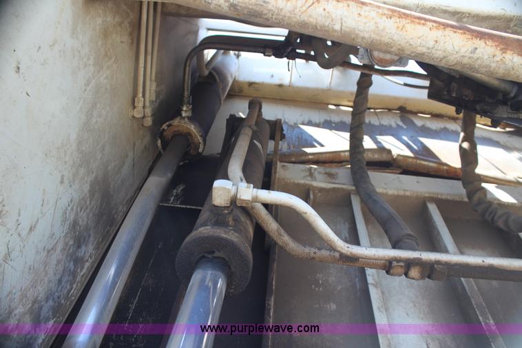 image for item H7496 2002 International 4400 refuse truck