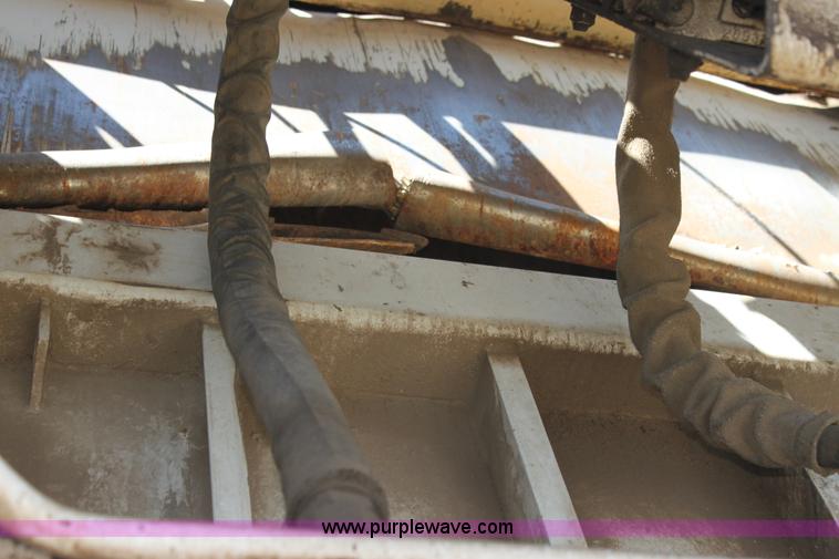 image for item H7496 2002 International 4400 refuse truck