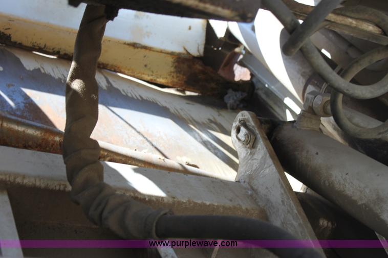 image for item H7496 2002 International 4400 refuse truck