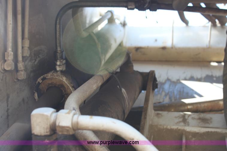 image for item H7496 2002 International 4400 refuse truck