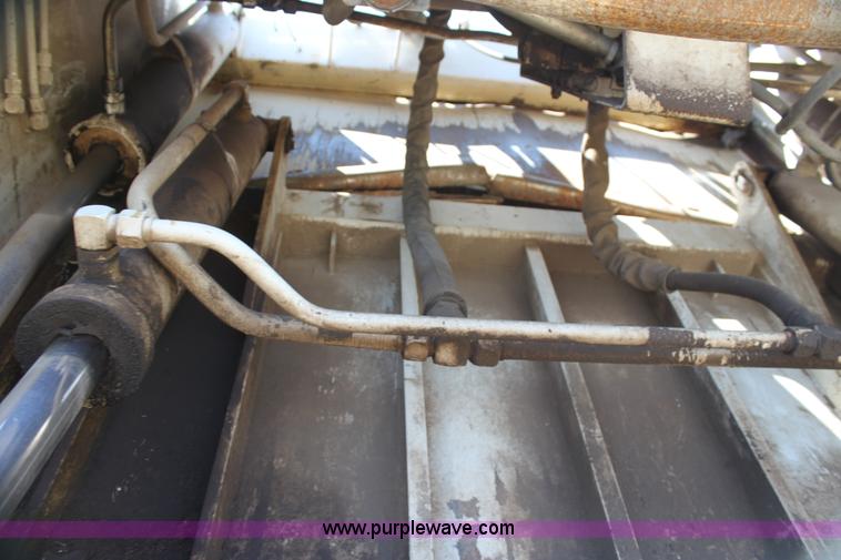 image for item H7496 2002 International 4400 refuse truck