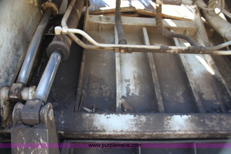 image for item H7496 2002 International 4400 refuse truck