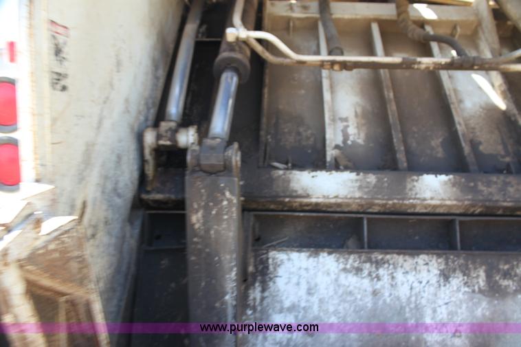 image for item H7496 2002 International 4400 refuse truck