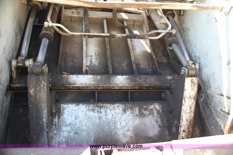 image for item H7496 2002 International 4400 refuse truck