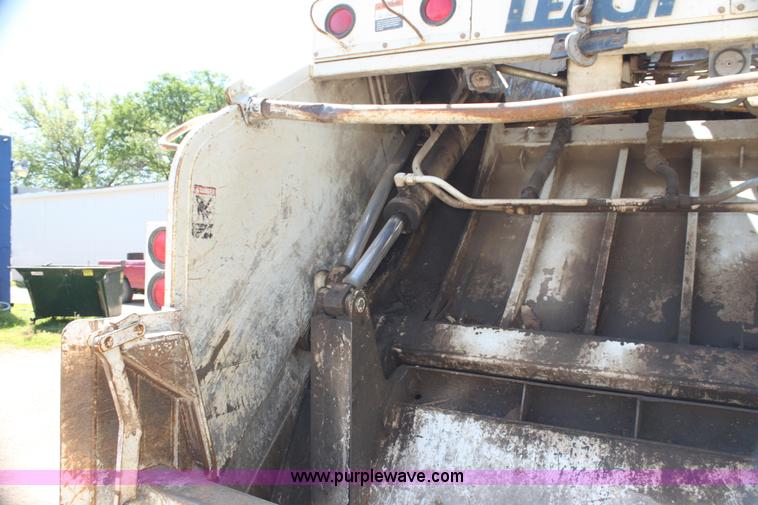 image for item H7496 2002 International 4400 refuse truck
