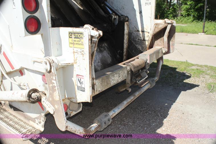 image for item H7496 2002 International 4400 refuse truck