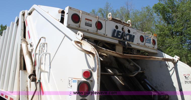 image for item H7496 2002 International 4400 refuse truck