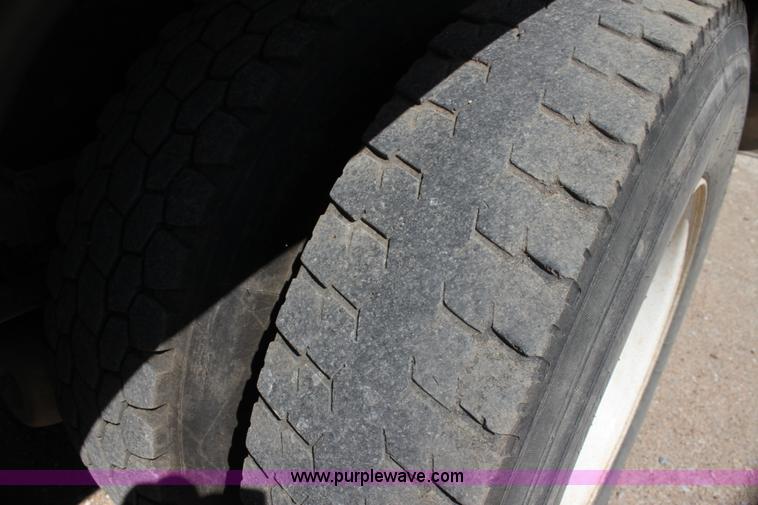 image for item H7496 2002 International 4400 refuse truck