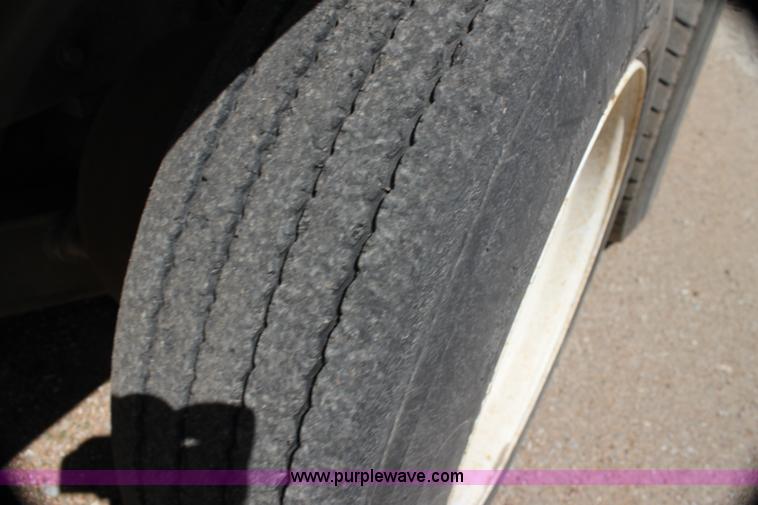 image for item H7496 2002 International 4400 refuse truck