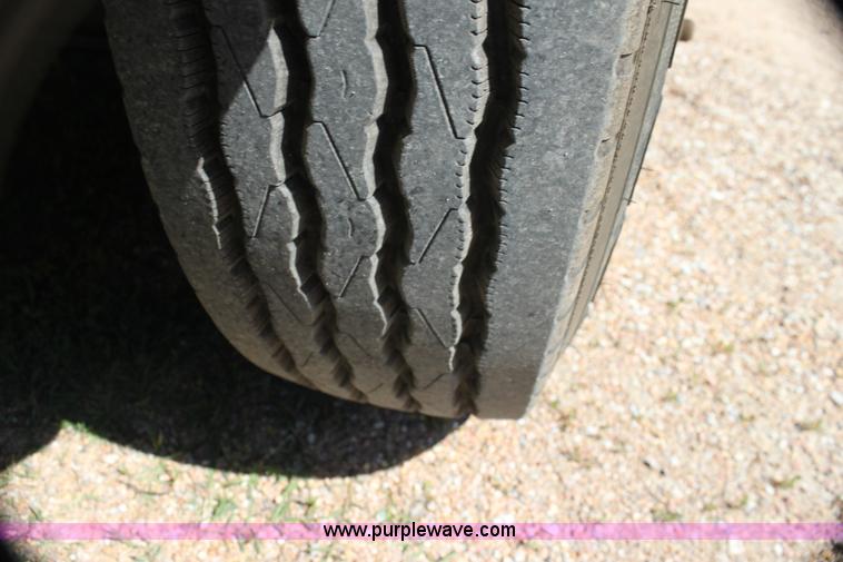 image for item H7496 2002 International 4400 refuse truck