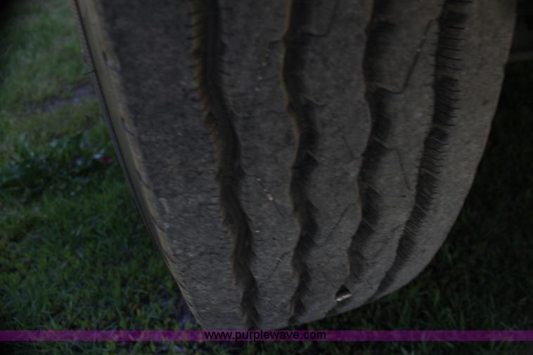 image for item H7496 2002 International 4400 refuse truck