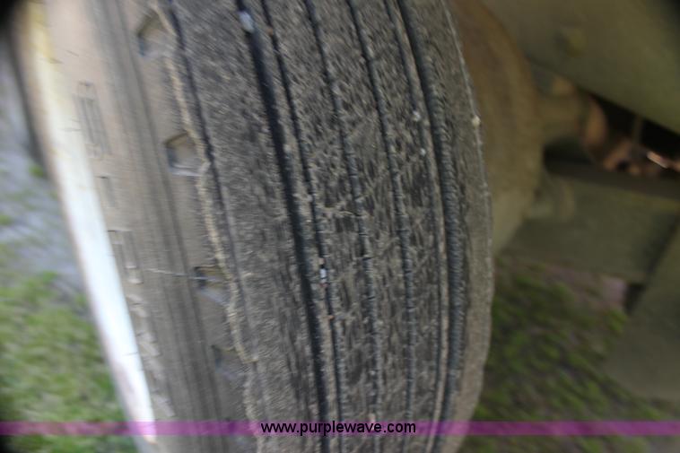 image for item H7496 2002 International 4400 refuse truck