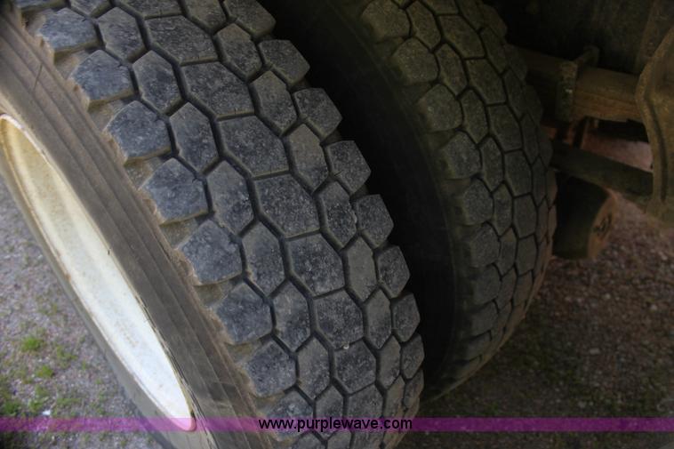 image for item H7496 2002 International 4400 refuse truck