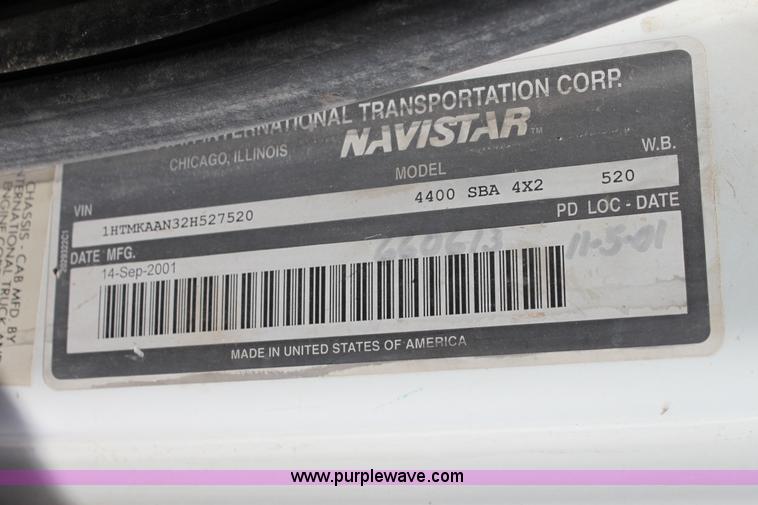 image for item H7496 2002 International 4400 refuse truck