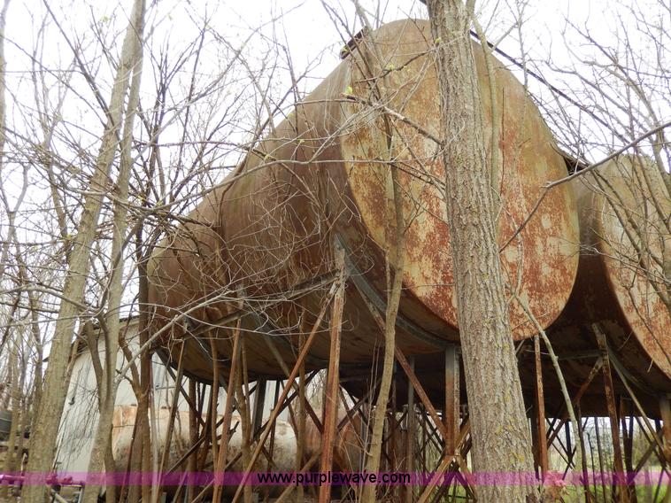 image for item W9875 Fuel tank with stand