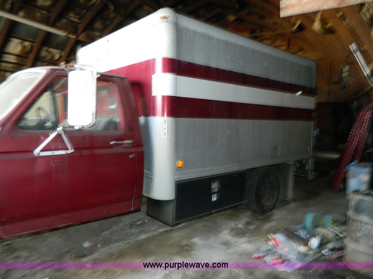 image for item Y9279 1981 Ford F350 box truck