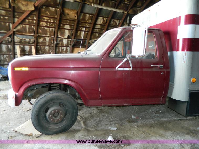image for item Y9279 1981 Ford F350 box truck