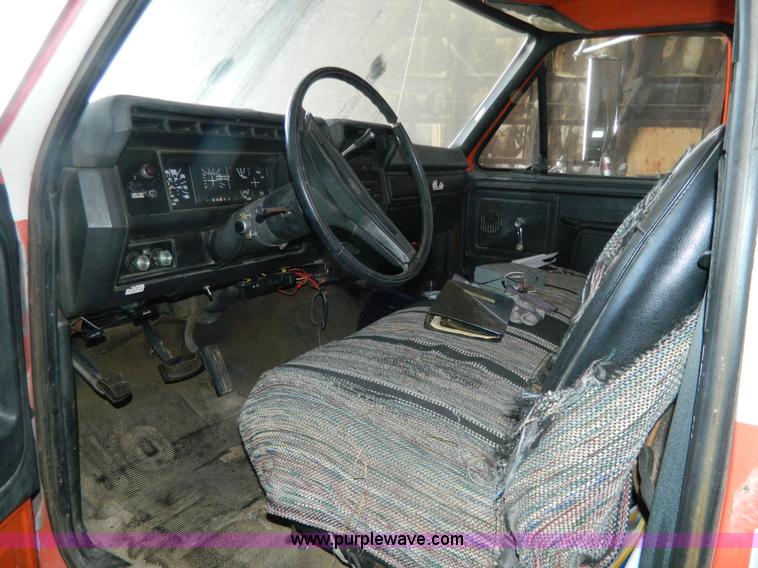 image for item Y9279 1981 Ford F350 box truck