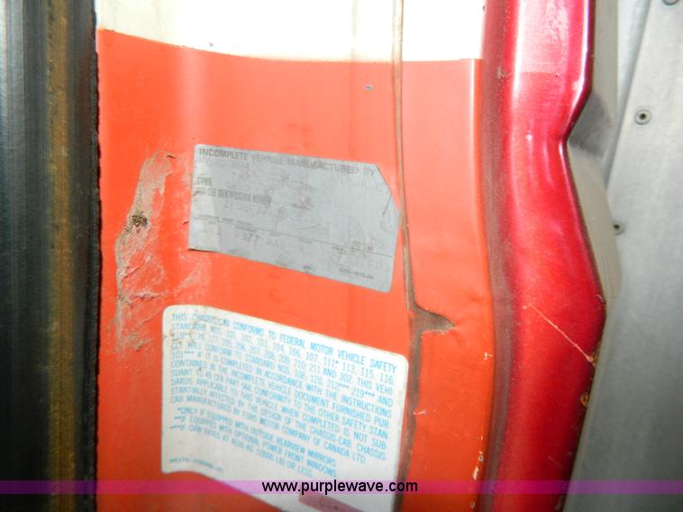 image for item Y9279 1981 Ford F350 box truck