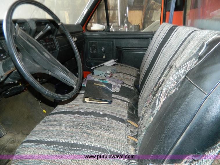 image for item Y9279 1981 Ford F350 box truck