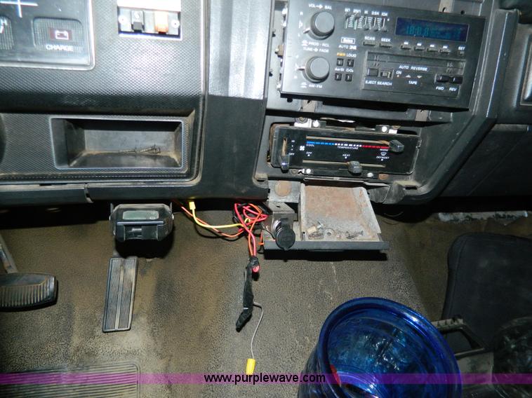 image for item Y9279 1981 Ford F350 box truck