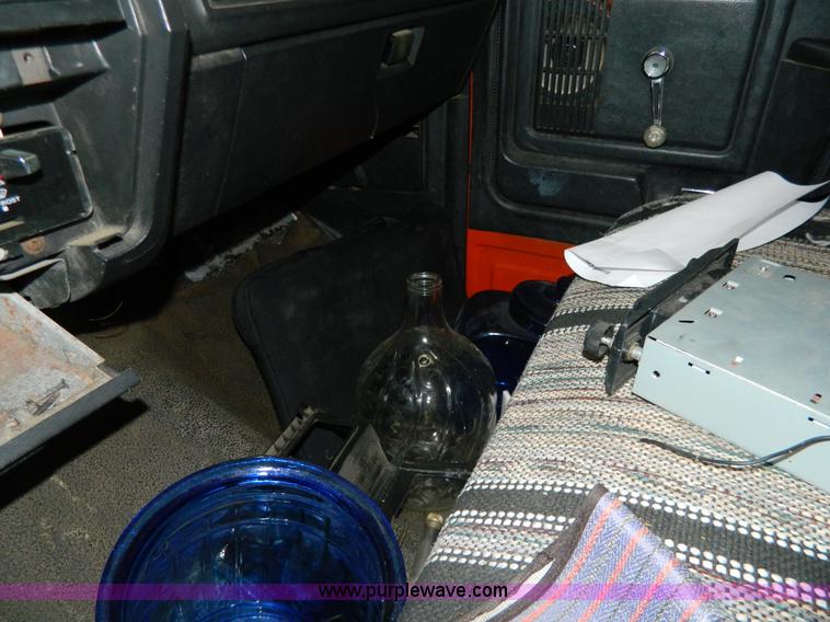 image for item Y9279 1981 Ford F350 box truck