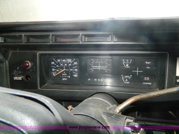 image for item Y9279 1981 Ford F350 box truck