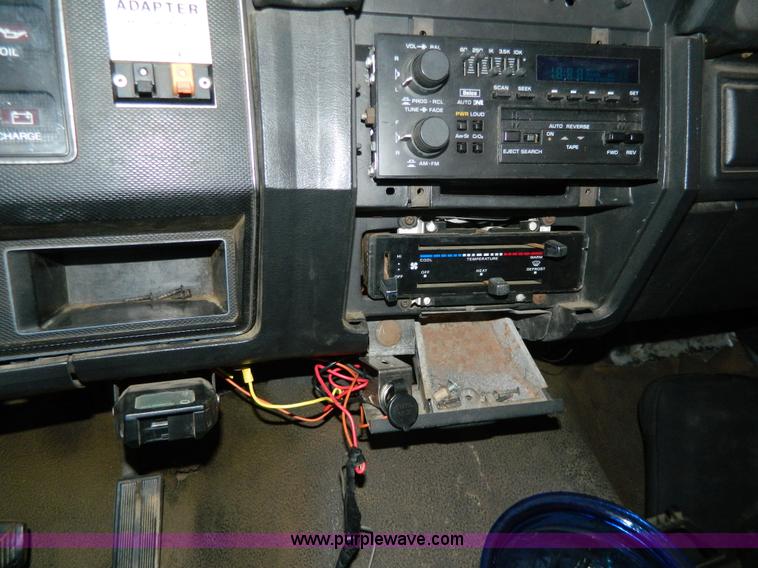 image for item Y9279 1981 Ford F350 box truck