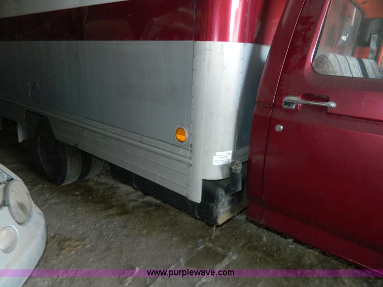image for item Y9279 1981 Ford F350 box truck