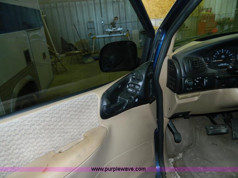 image for item Y9280 2000 Dodge Grand Caravan SE van