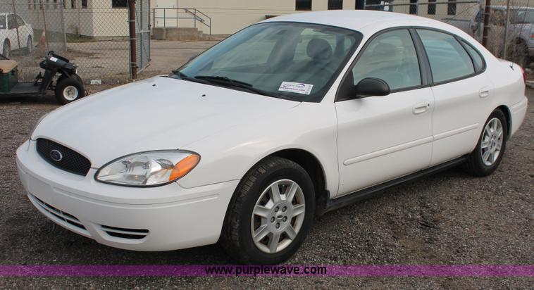 image for item D8178 2006 Ford Taurus SE