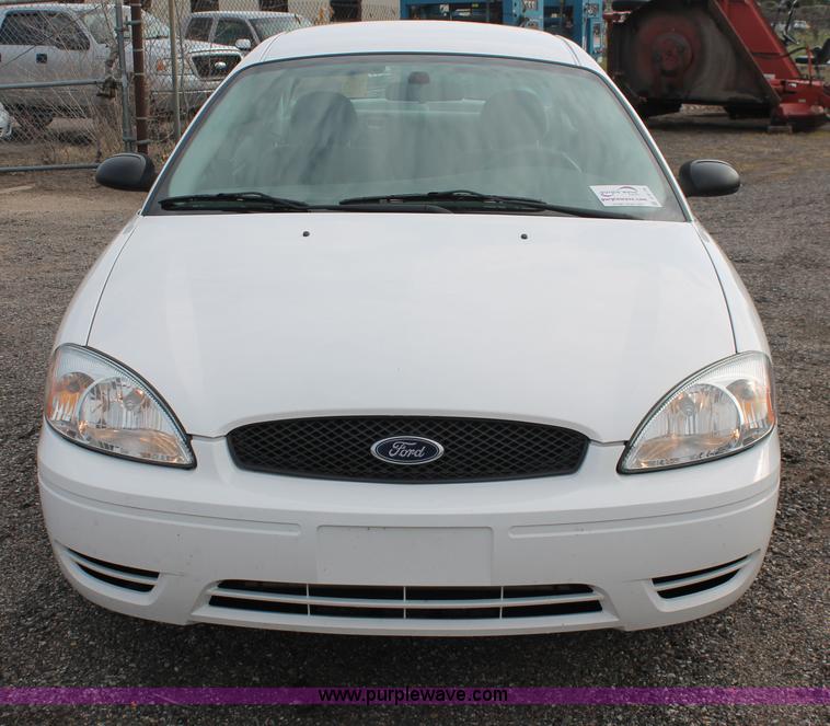 image for item D8178 2006 Ford Taurus SE