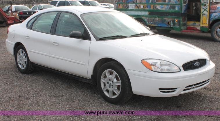 image for item D8178 2006 Ford Taurus SE