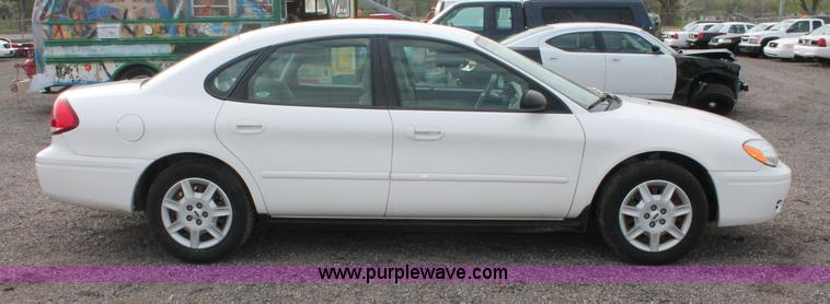 image for item D8178 2006 Ford Taurus SE