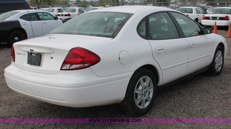 image for item D8178 2006 Ford Taurus SE