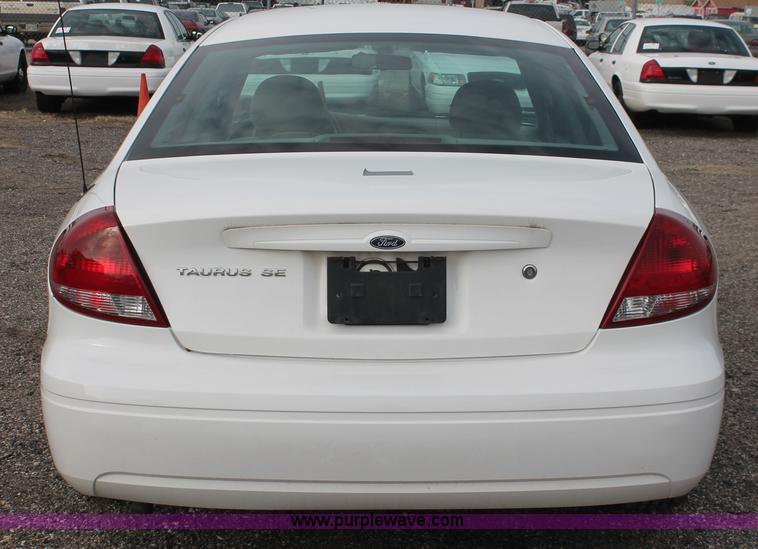 image for item D8178 2006 Ford Taurus SE