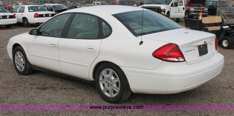 image for item D8178 2006 Ford Taurus SE