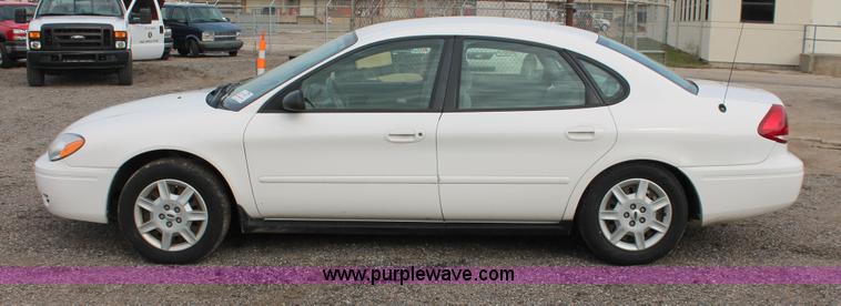 image for item D8178 2006 Ford Taurus SE