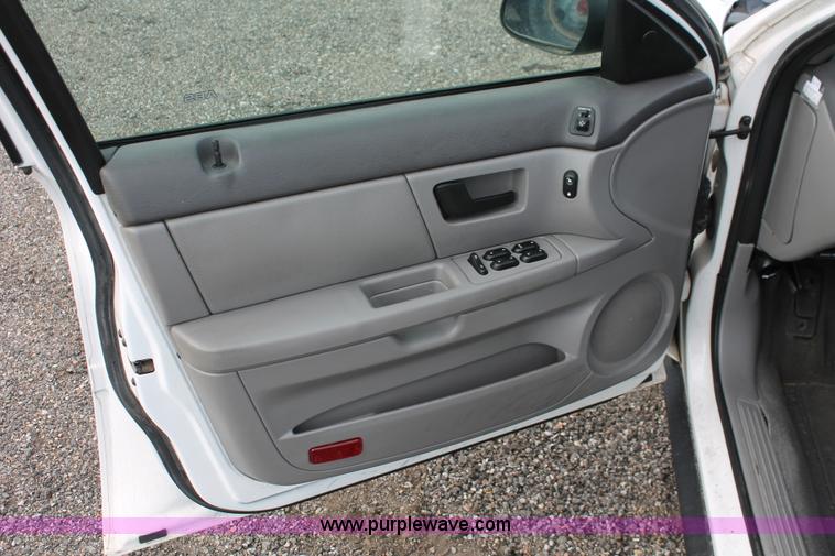 image for item D8178 2006 Ford Taurus SE